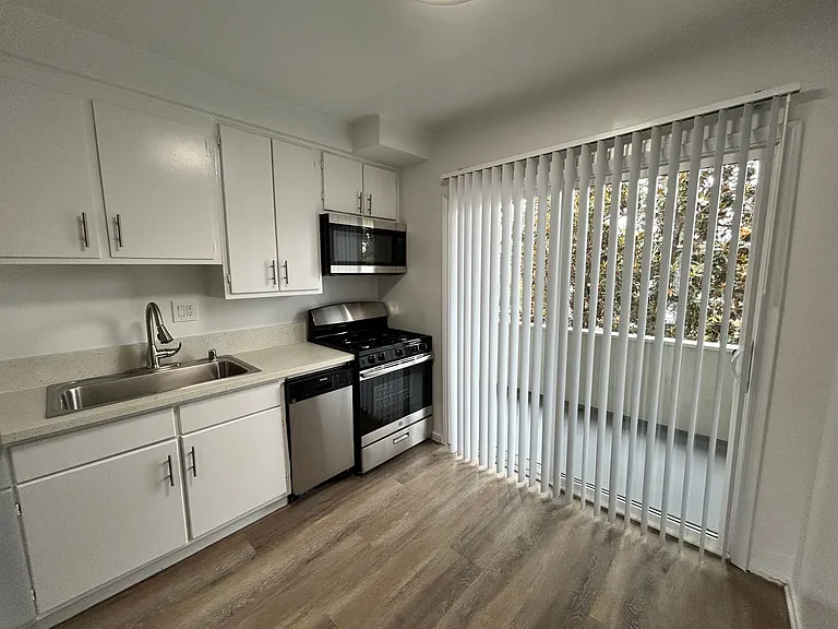 13860 Burbank Blvd — Photo 22