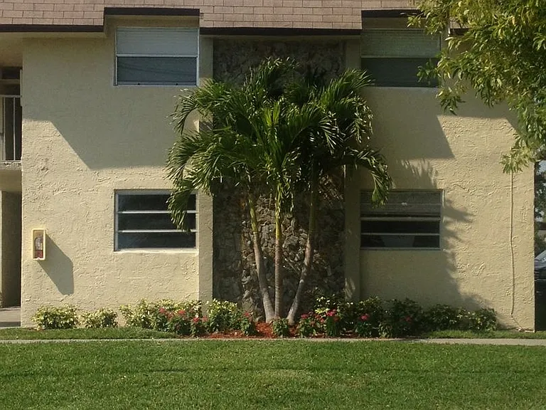 Lakeview Apartments - 5911 SW 41 St — Photo 37