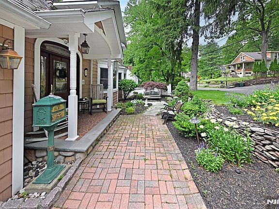 4th image of 8 Myrtle St
