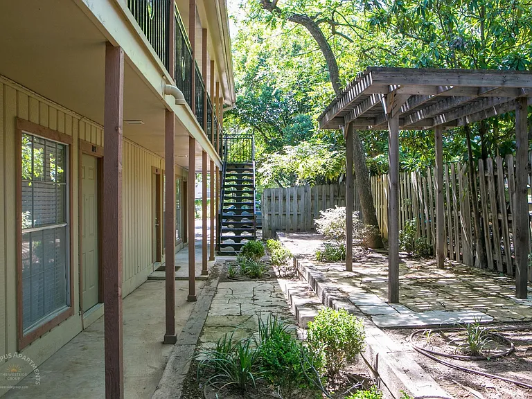 Envoy Apartments — Photo 13