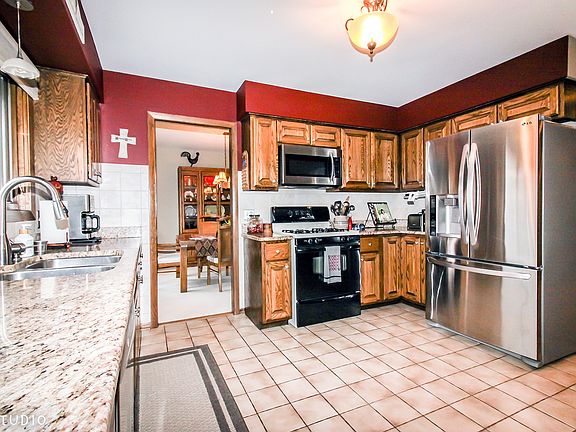4th image of 8240 W 141st St