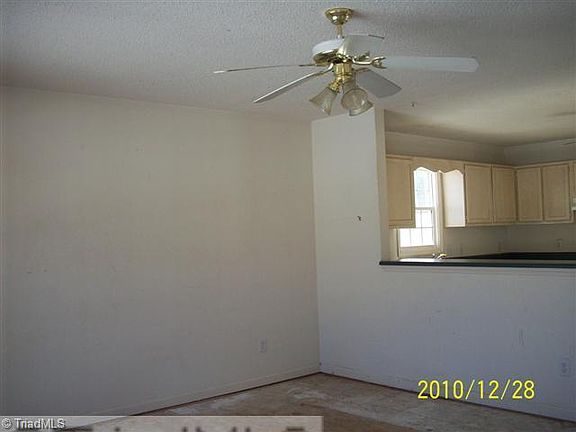 4th image of 141 E Bellevue Dr