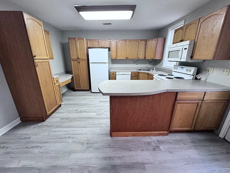 607 Warner Ave — Photo 5