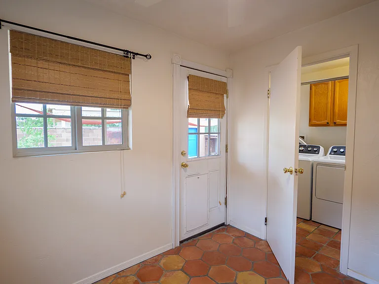 1404 E Silver St — Photo 15