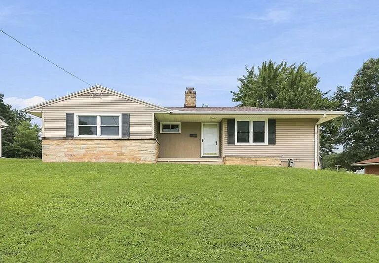 248 Canterbury Dr — Photo 1