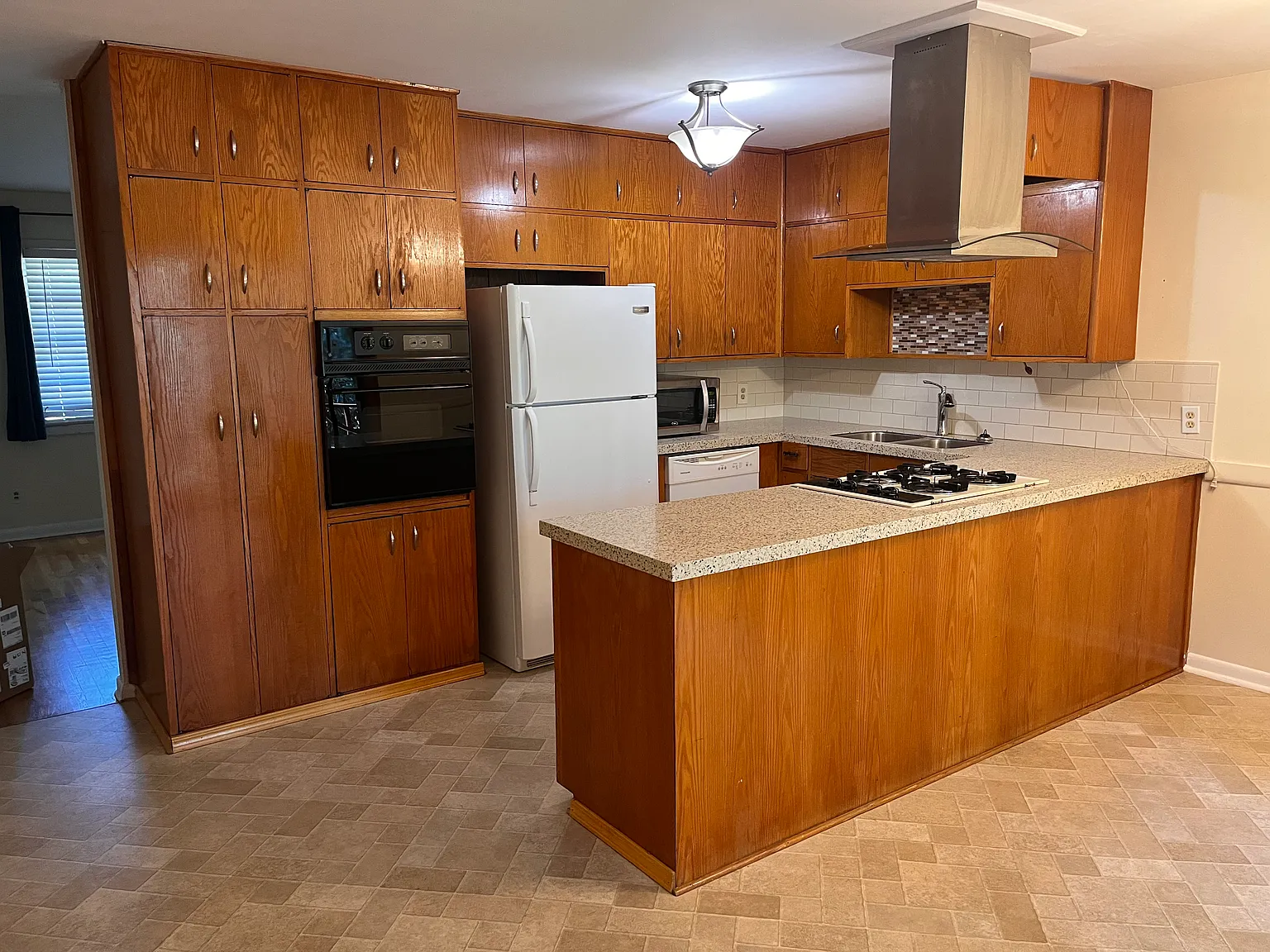 2 bed, 1.5 bath, 1600 sqft, $2,145 — Photo 2