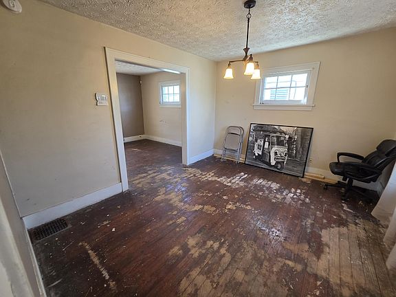 4th image of 2077 Stanview Ave