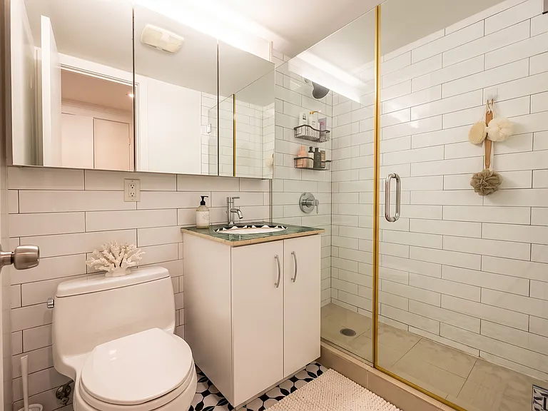 203 E 4th St #6 — Photo 4