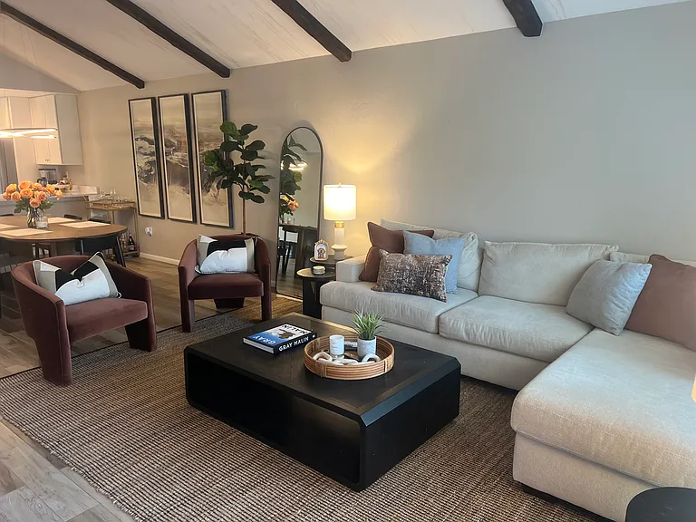 843 Palm View Dr — Photo 2