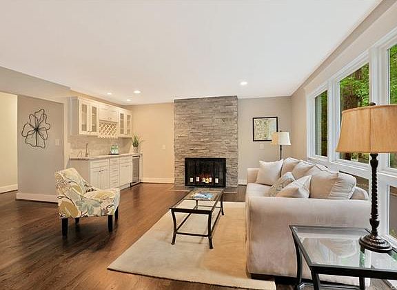 5th image of 307 Berwickshire Dr
