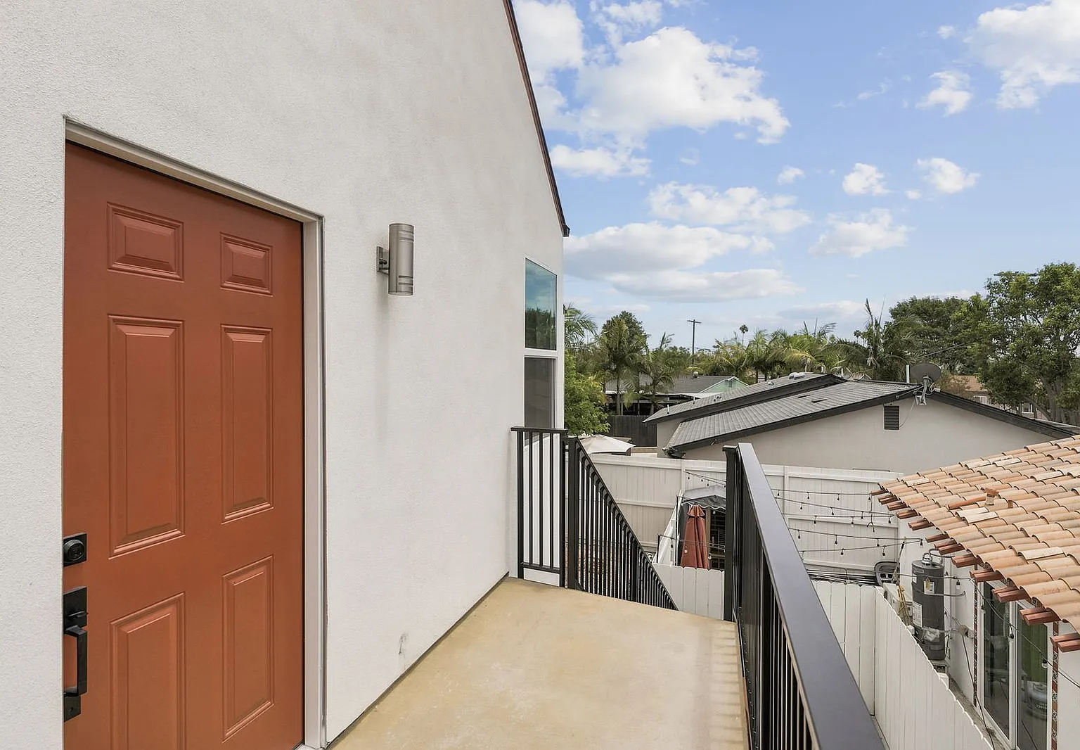 3 bed, 3.0 bath, 922 sqft, $3,600 — Photo 2
