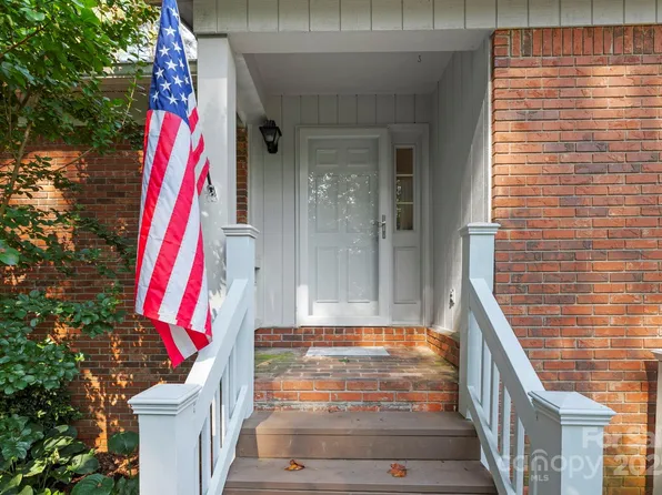 123 Haywood Knolls Dr, Hendersonville, NC 28791