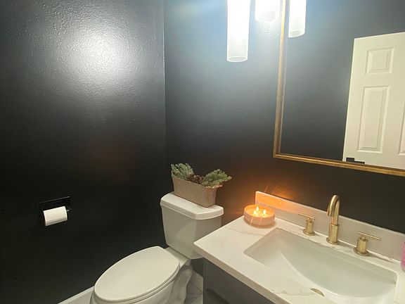 3rd image of 913 E Shoreline Dr