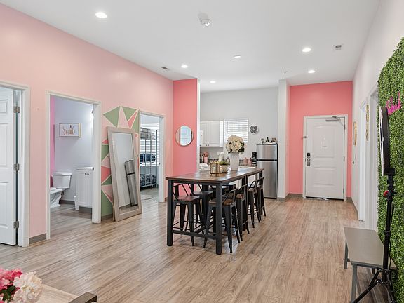 4th image of 941 Main St #105
