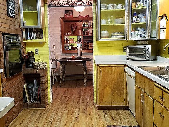 Kitchen and breakfast area
