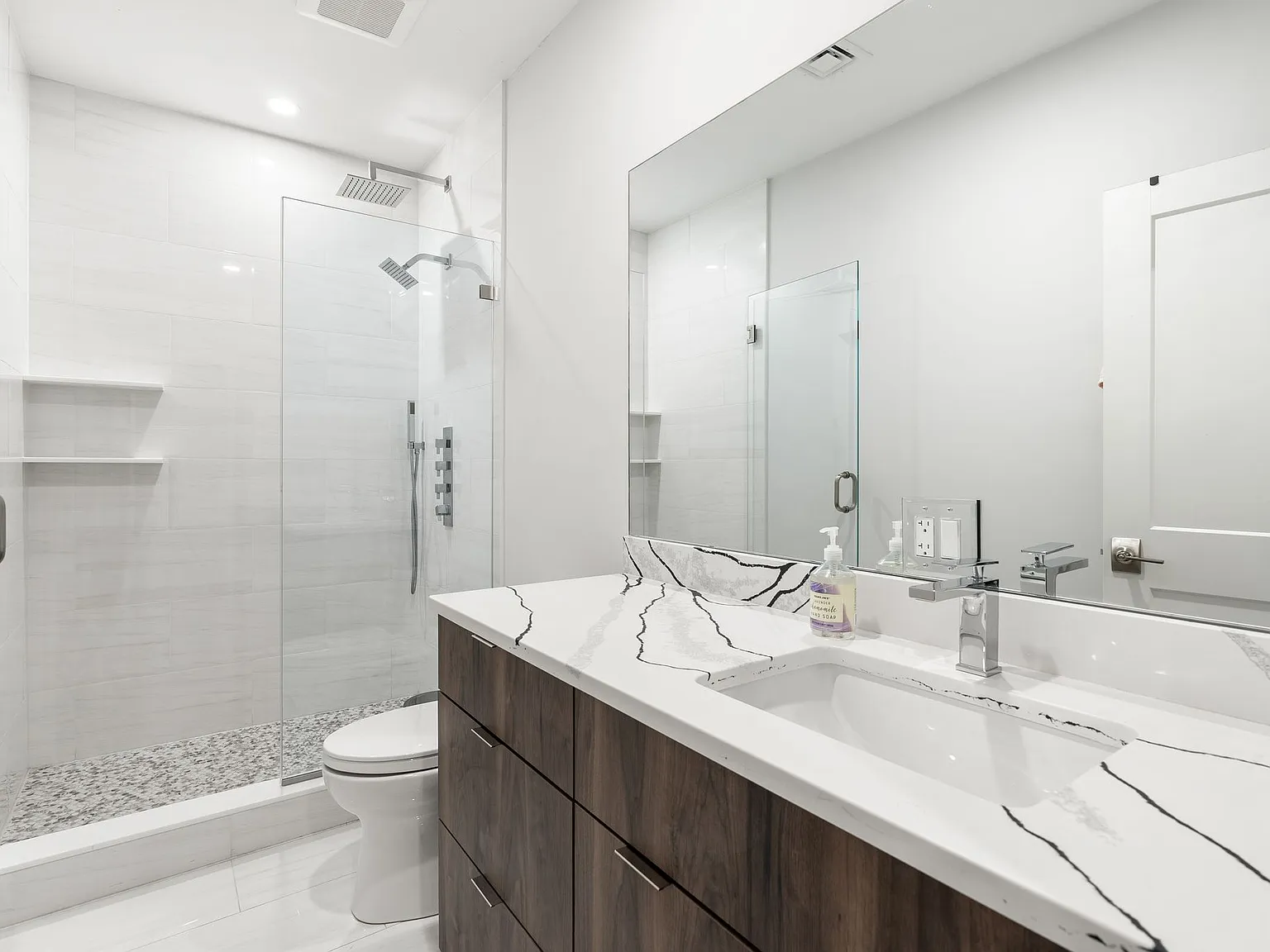 3 bed, 1315 sqft, $5,800 — Photo 2