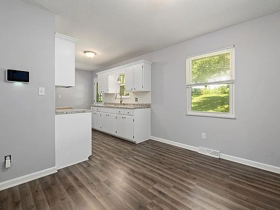 4th image of 107 N Sugar Creek Blvd