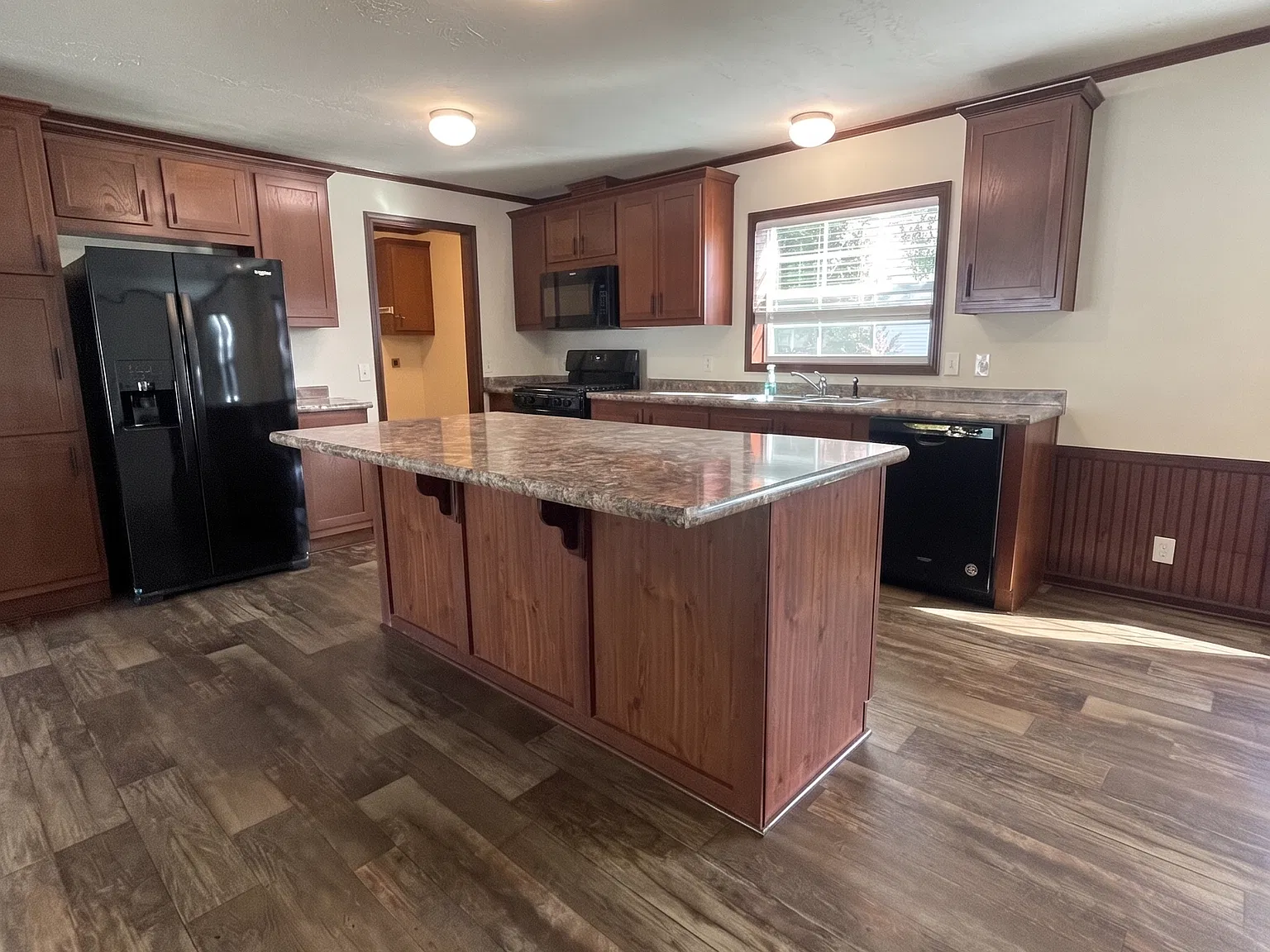 73 Ashley Cir — Photo 2