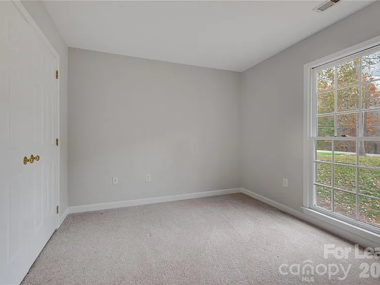 136 Trollingwood Ln — Photo 22