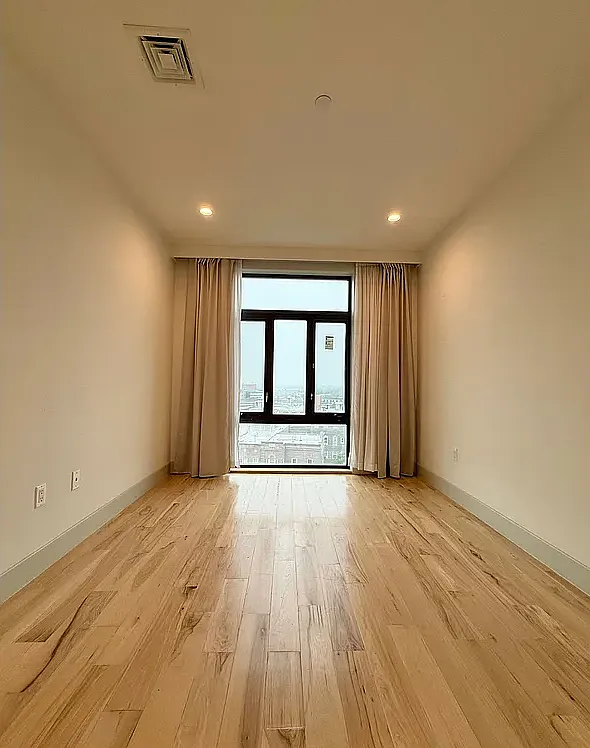 2 bed, 734 sqft, $3,800 — Photo 4