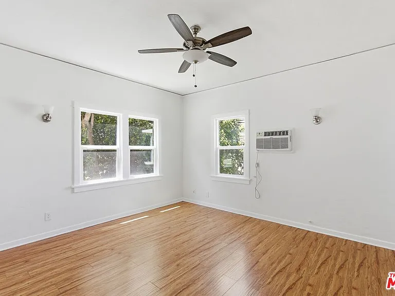 1603 1/2 N Harvard Blvd — Photo 2