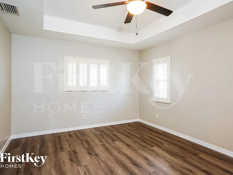 4028 NE 10th Pl — Photo 7