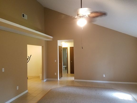       FAMILY ROOM  22' x 17'