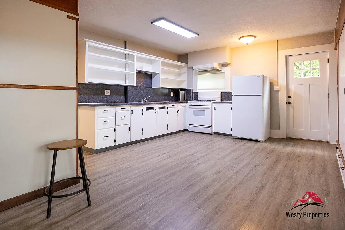 Unit Photo - 124 SE Harlow Ave