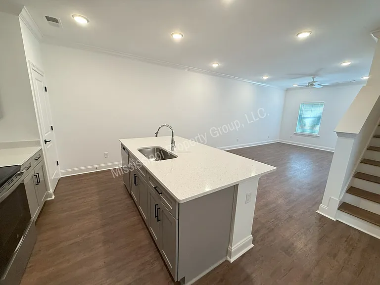616 Cottage Grove Cir — Photo 6