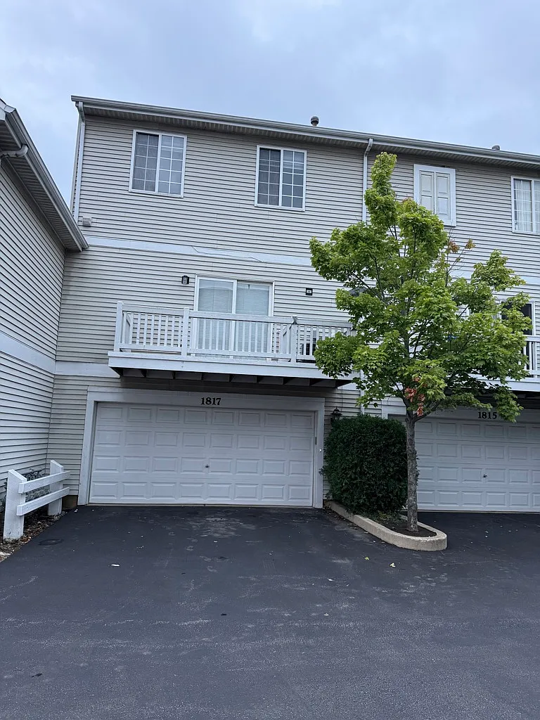 Spacious 3 bedroom townhouse with finished basement and two-car garage — Photo 2