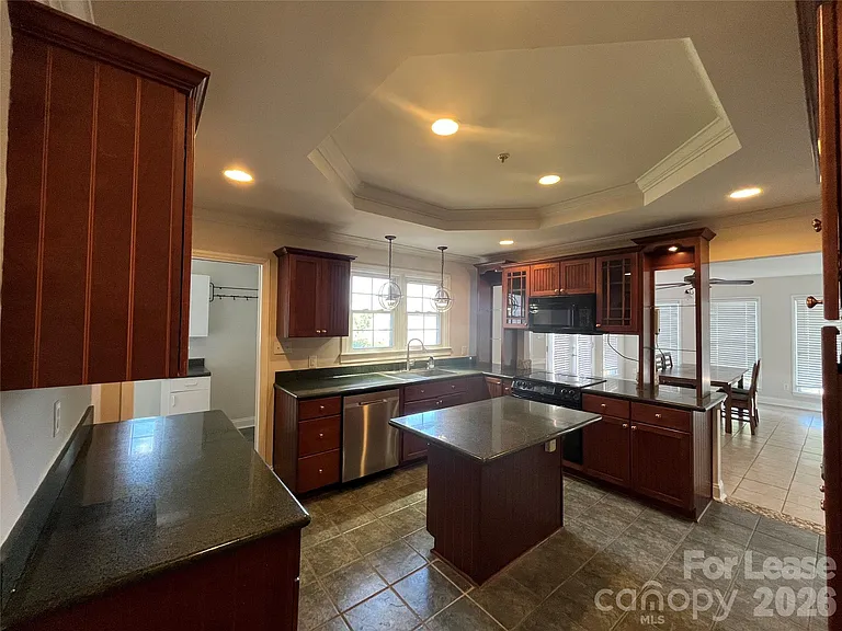 1120 Hensley Rd W — Photo 3