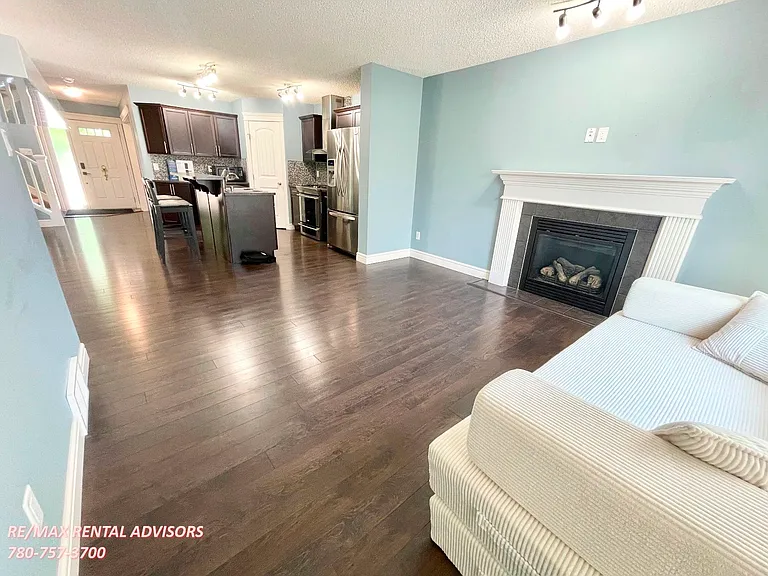 2429 Austin Cres SW — Photo 6