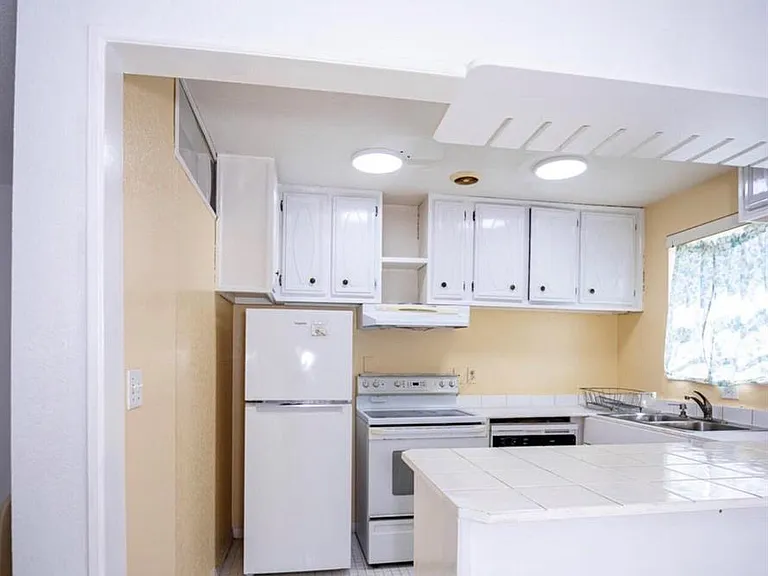 3240 Ridge Hill Rd #C — Photo 5