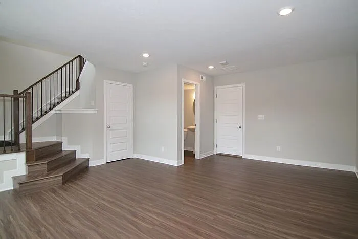933 Yorkshire Ln — Photo 2