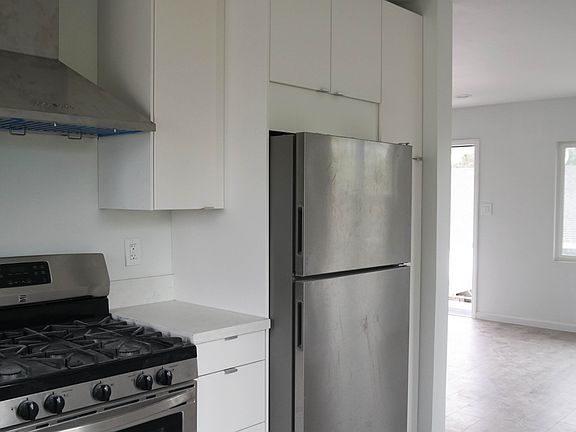 3rd image of 1619 1/2 Micheltorena St #1619-1/2
