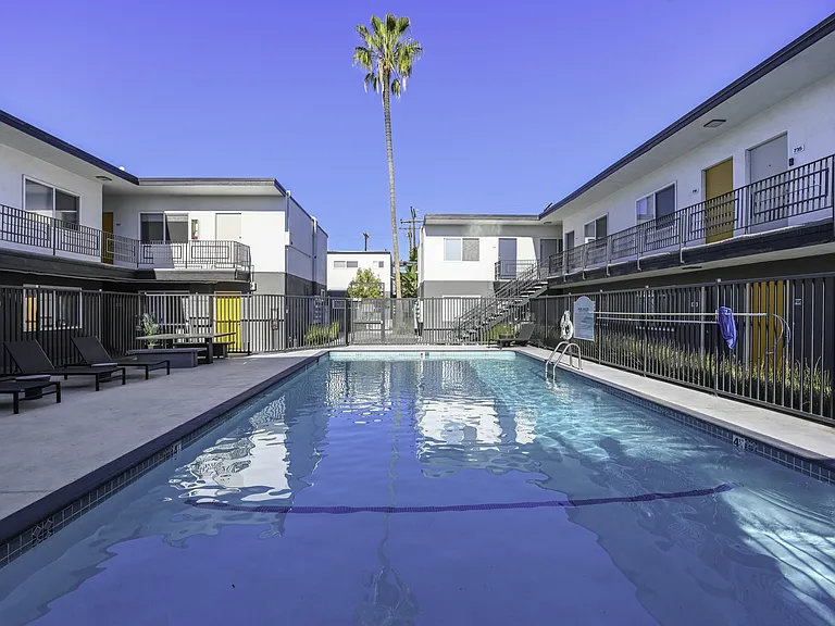 Santa Monica Palms — Photo 11