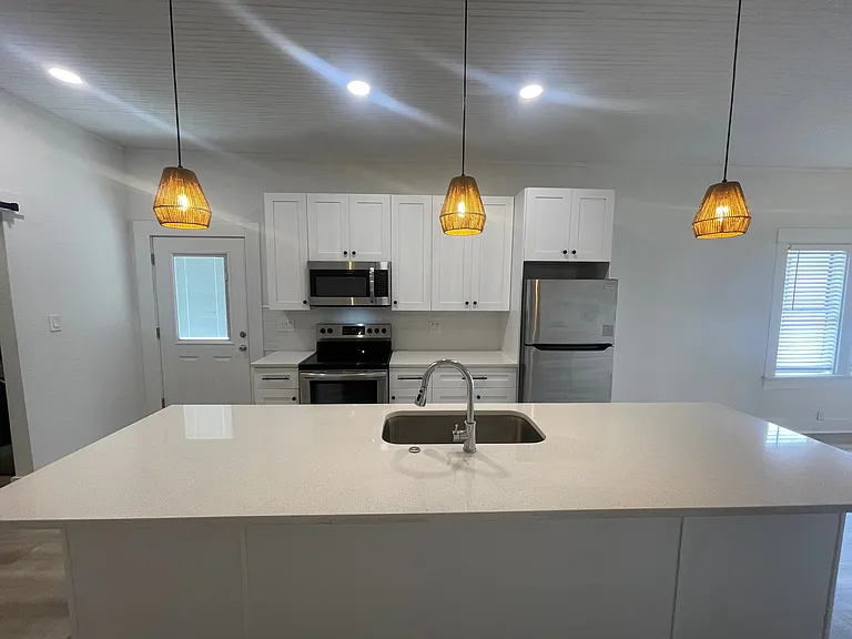 2511 W Beach St — Photo 5