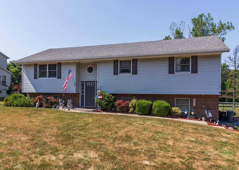 1st image of 439 Laurel Dr SW