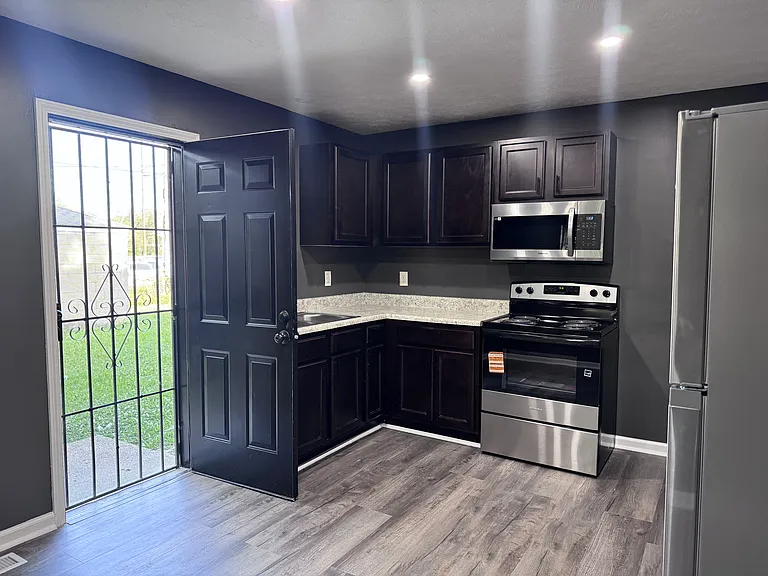 2135 Winfield Ave — Photo 1