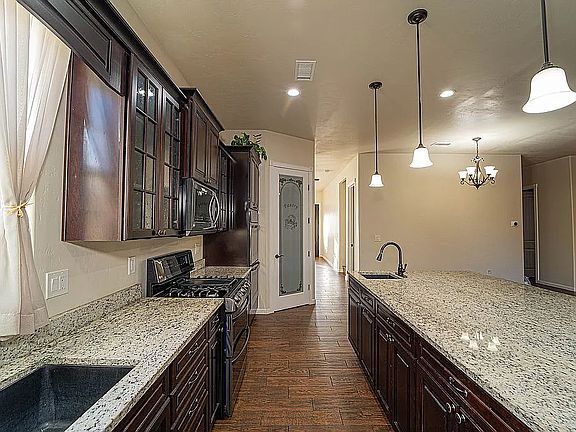 5th image of 820 Serrano Pointe St NW