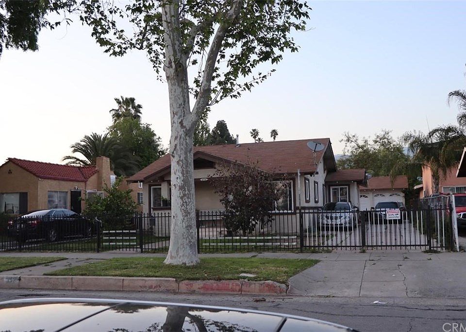 1st image of 372 W 23rd St