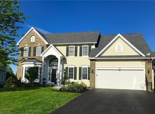 32 Coach Side Ln, Pittsford, NY 14534