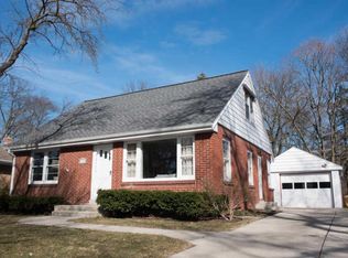 7360 N Navajo Rd, Fox Pt, WI 53217