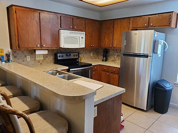 4th image of 1221 W Hopkins St #14