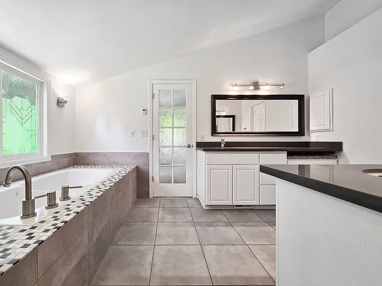 10058 NE 29th Pl — Photo 23