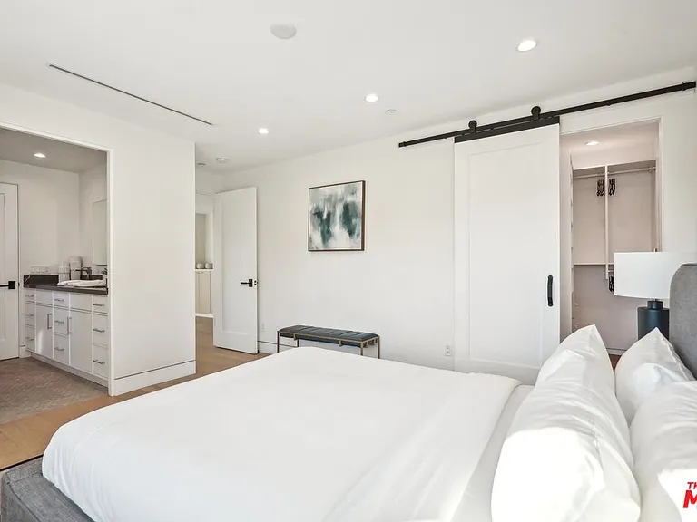 731 N Curson Ave — Photo 50