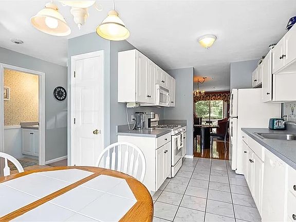 4th image of 822 Thayer St #22