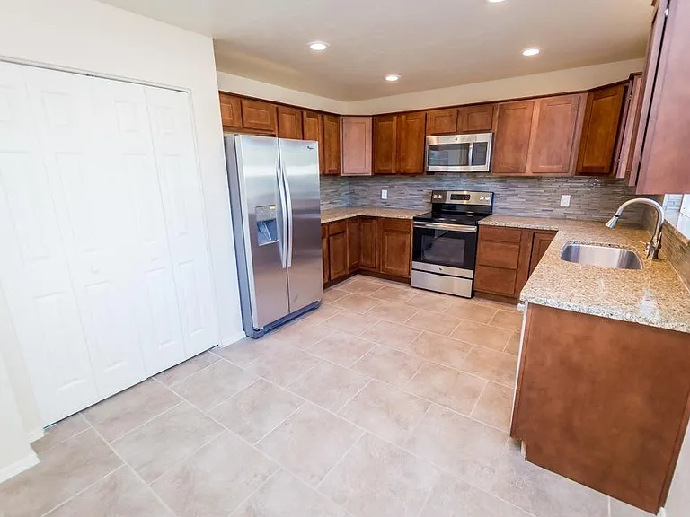 1448 Carmelita Dr — Photo 4