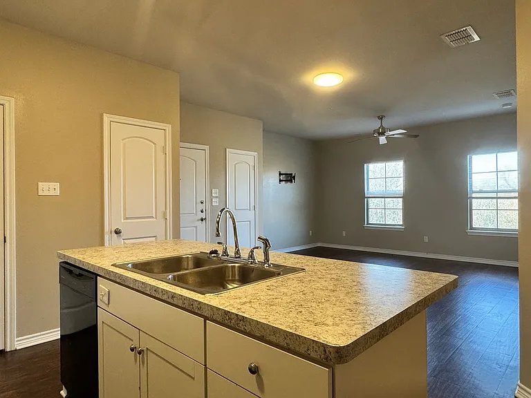 Bellwood Lake Apartments — Photo 9
