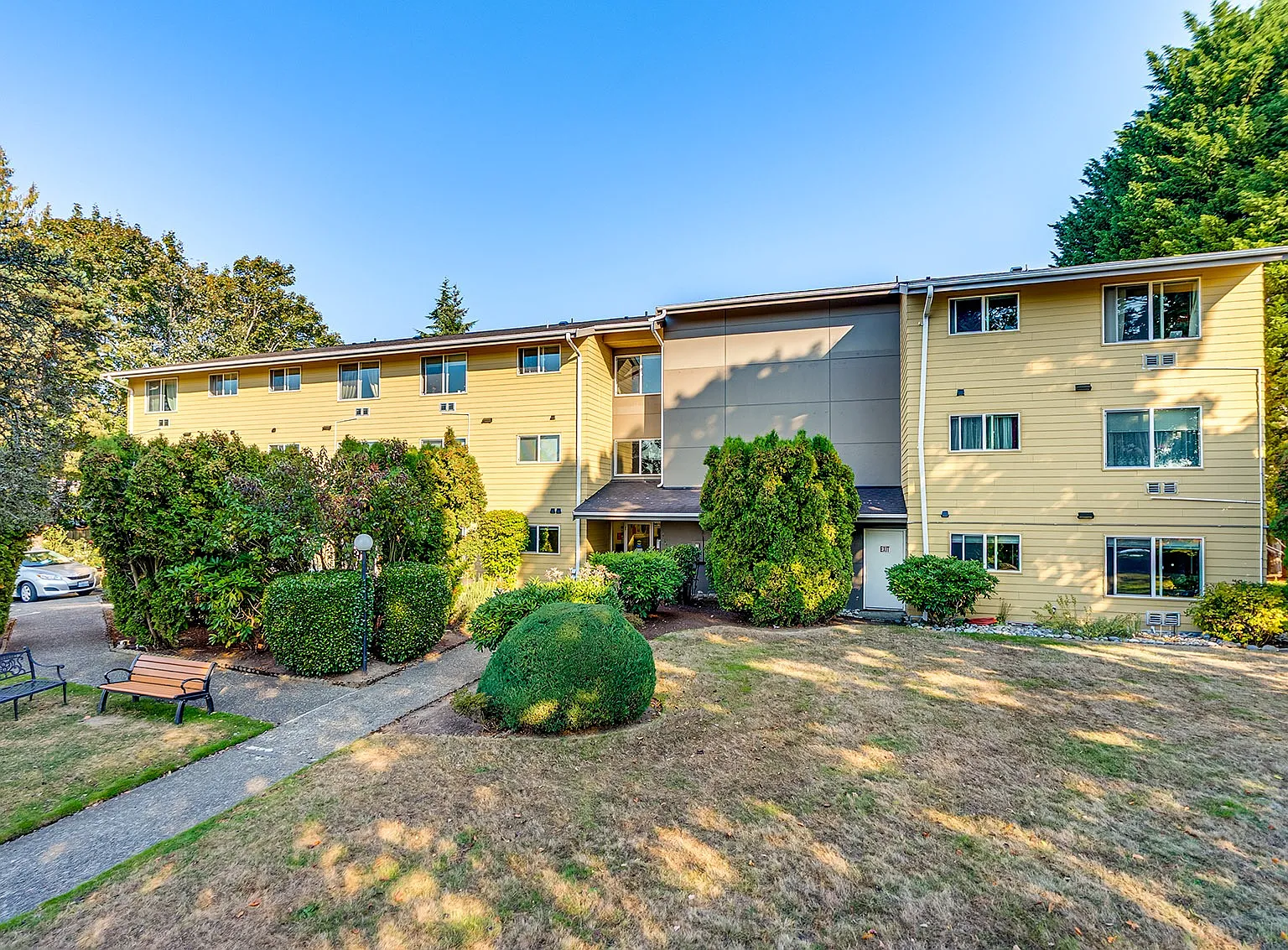 Kirkland Plaza — Photo 4